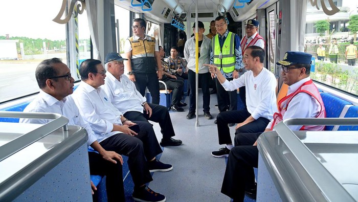 Tengok Senangnya Jokowi Jajal Kereta Tanpa Rel di IKN